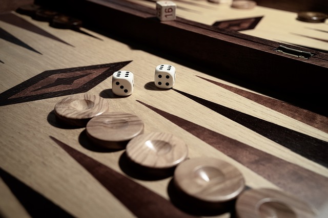 Würfel und Spielsteine auf einem Backgammon-Spielbrett