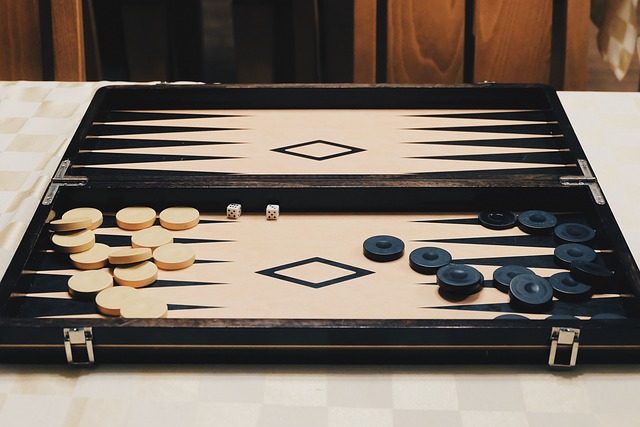 Würfel und Spielsteine auf einem ausgeklappten Backgammon-Spielbrett in Kofferform
