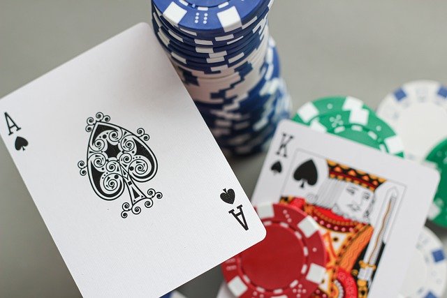 Verschiedene Spielchips sowie zwei Spielkarten