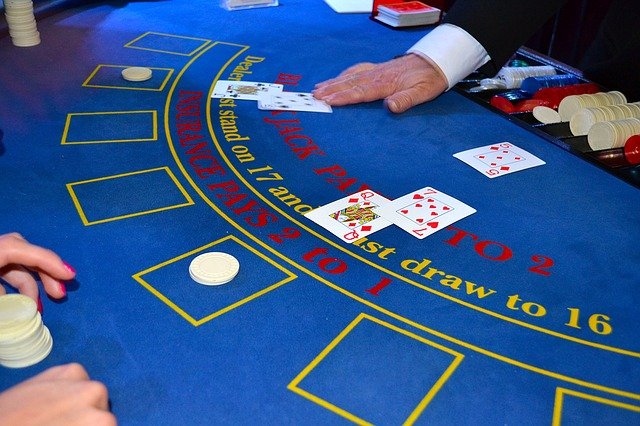 Blackjack wird an einem Tisch im Casino gespielt