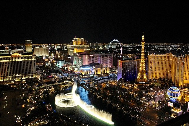 Der weltberühmte Strip in Las Vegas aus der Vogelperspektive bei Nacht