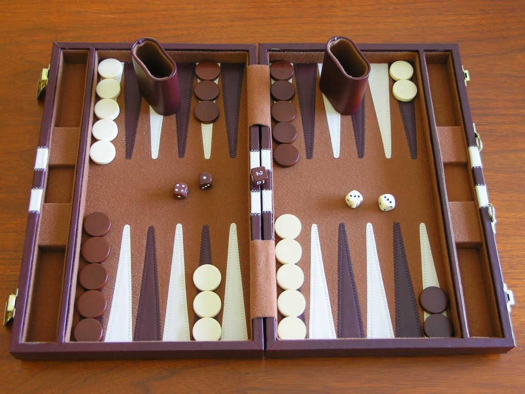 Backgammon-Koffer mit Spielsteinen, Würfel und Becher